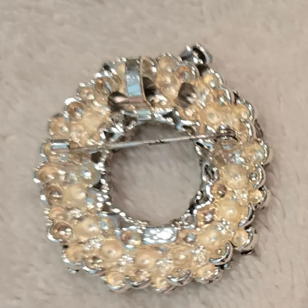 ❤️🎄🛍 VINTAGE Elegant Silver Wreath Brooch
